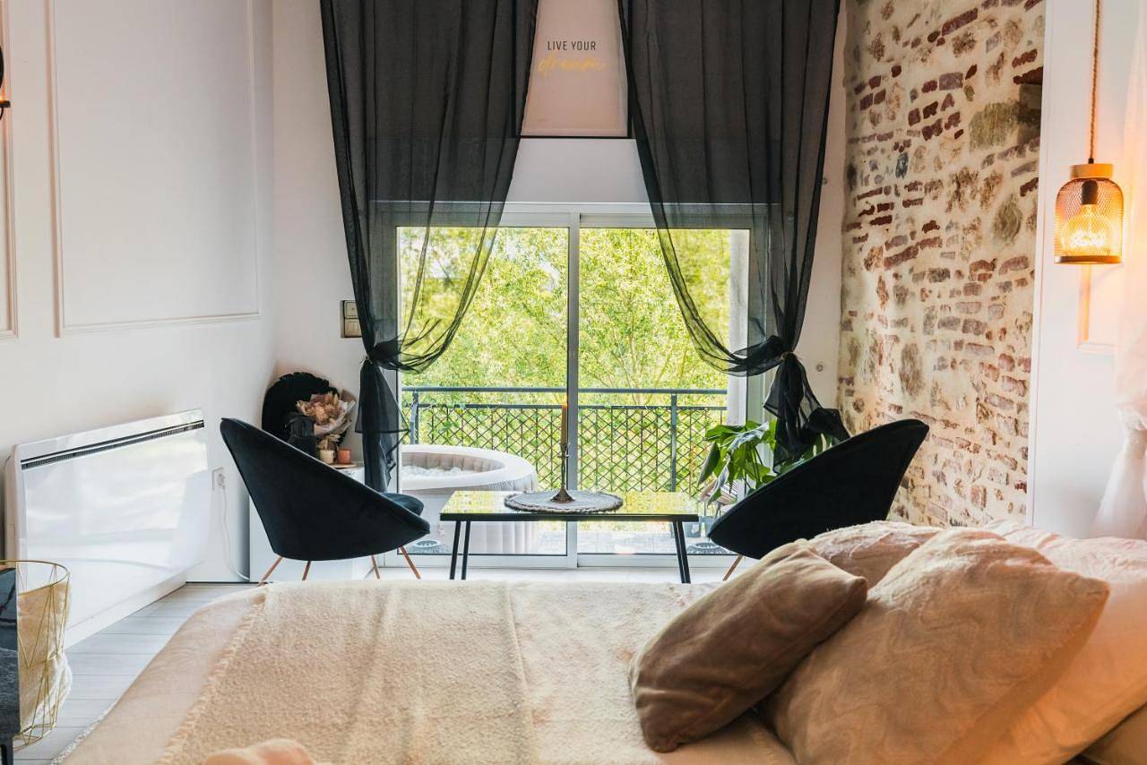 Chambre unique Lovya, avec Jacuzzi en hypercentre in Villeneuve-sur-Lot, Quercy
