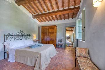 Villa for 10 Guests in Montepulciano, Siena Province, Picture 1