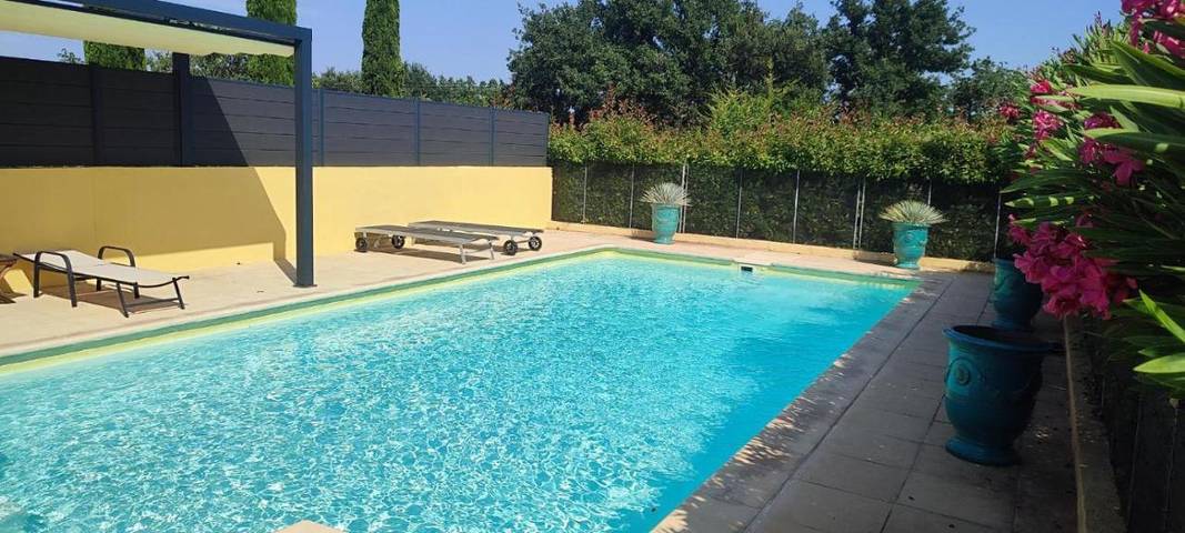 Location de vacances pour 4 personnes, avec vue ainsi que piscine et jardin à Martignargues - 2