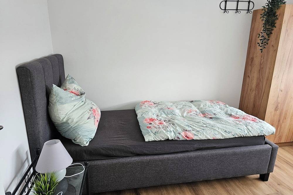 Ganze Wohnung, Ferienwohnung Civrilli 1 direkt an der B91 in Teuchern, Saale-Unstrut