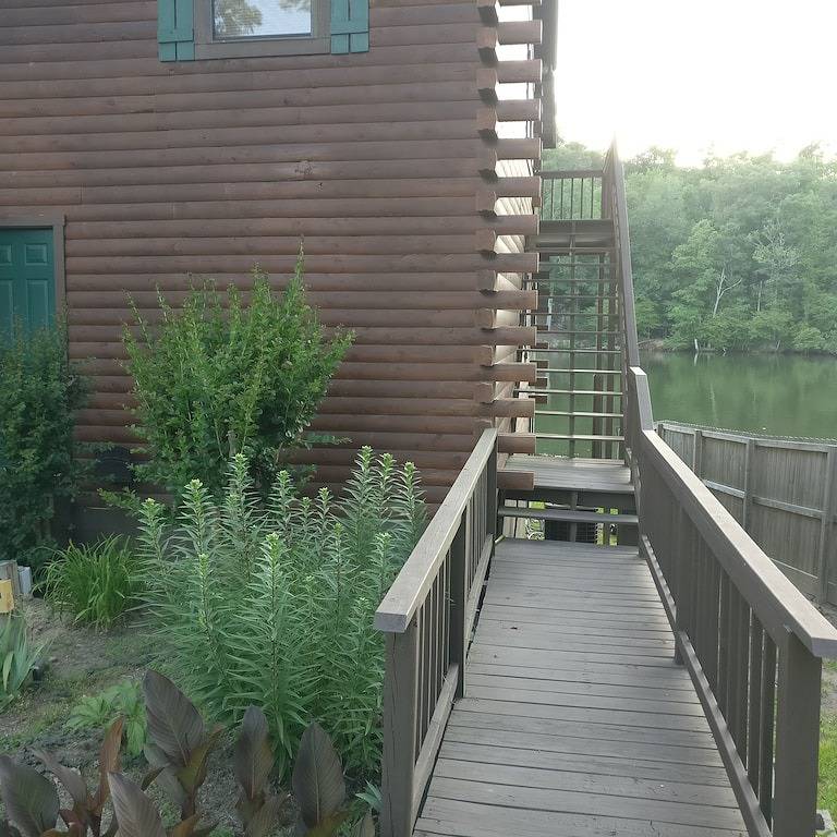 Cozy Unit #3 Waterfront Log Cabin in Lake Ouachita