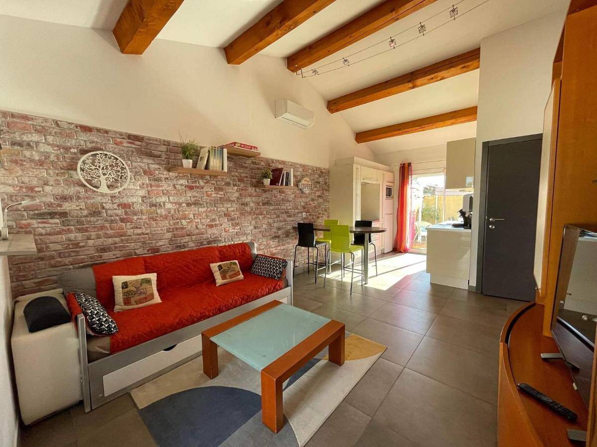 Appartement entier, One-Bedroom Apartment in La Crau, Côte méditerranéenne (France)