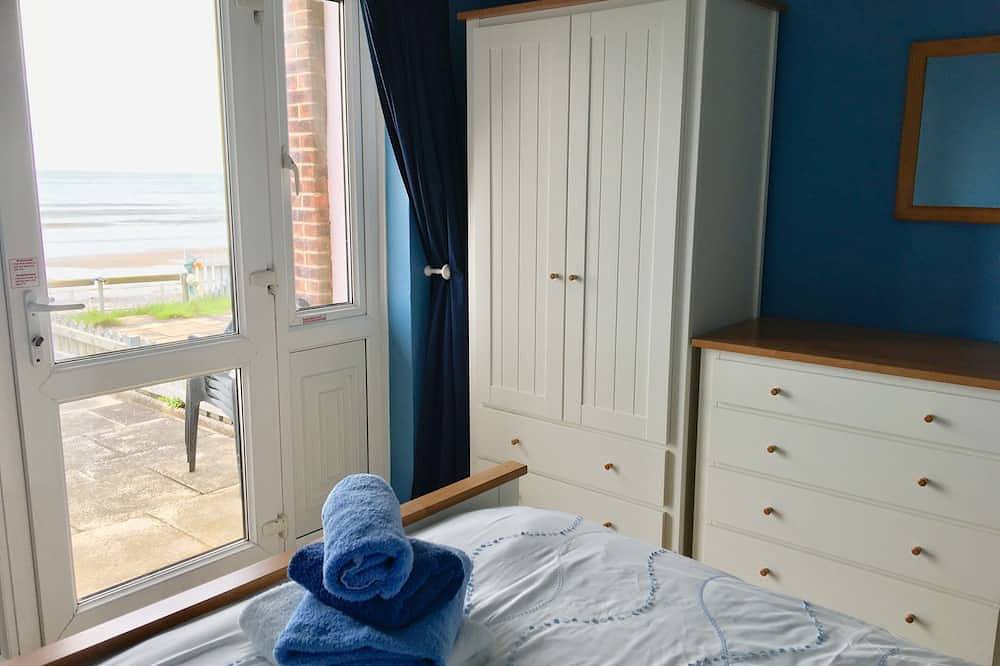 Beach house with wonderful sea views, direct access to beach, glorious sunsets in Tywyn, Snowdonia