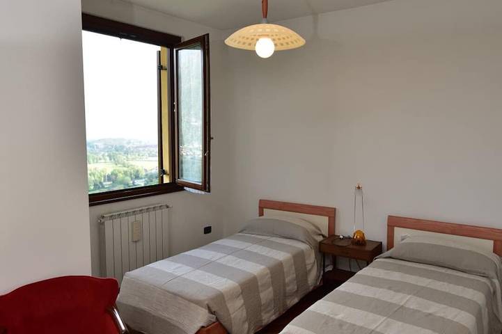 Casa Vacanze villa a schiera con ampio giardino in Rogno, Prealpi Bergamasche Orientali