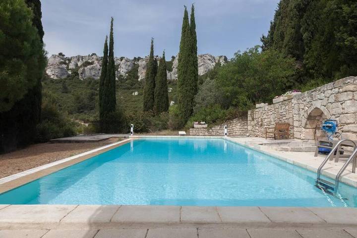 Location de vacances pour 8 personnes, avec terrasse et vue ainsi que piscine et jardin à Les Baux-de-Provence - 2