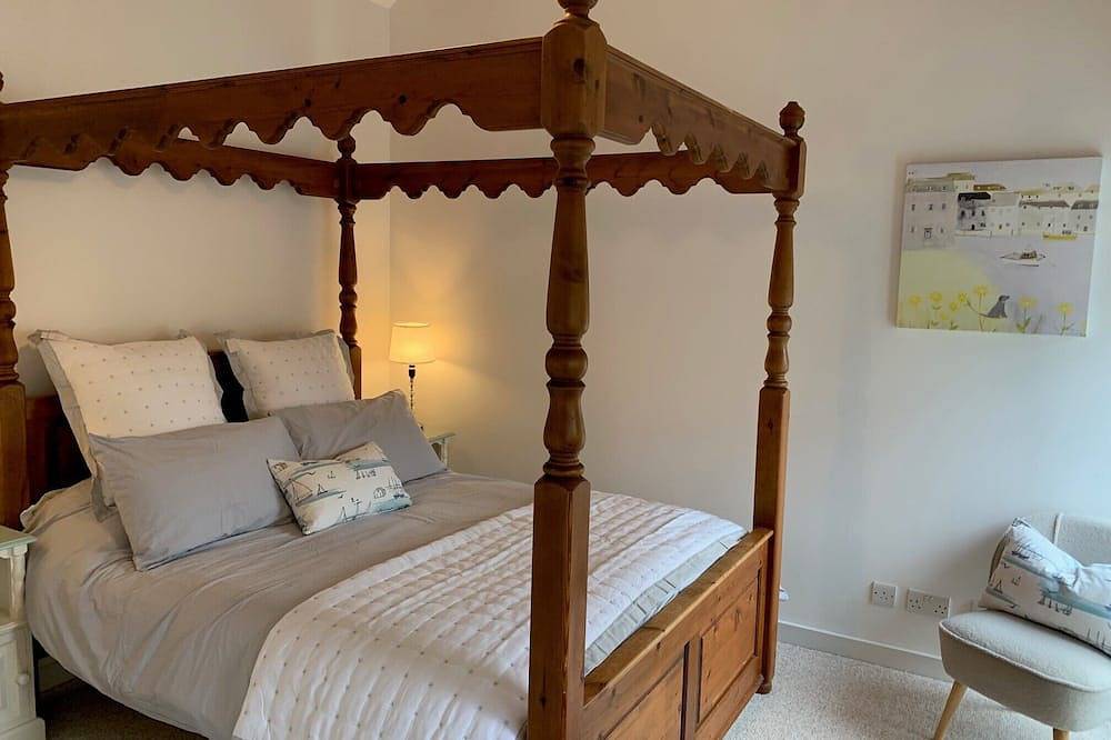 Peaceful hideaway with scenic views. Hot-tub & dog-friendly walled garden in Cornwall