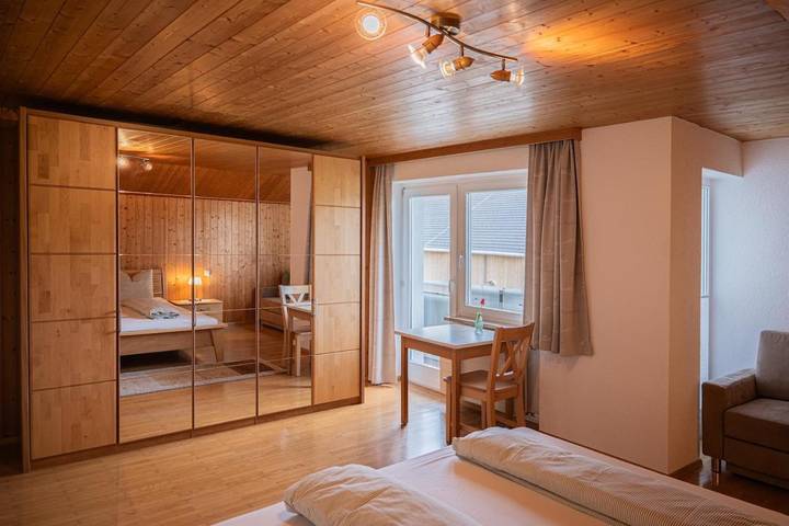 Ferienwohnung für 7 Personen, mit Balkon und Garten sowie Ausblick in Lingenau