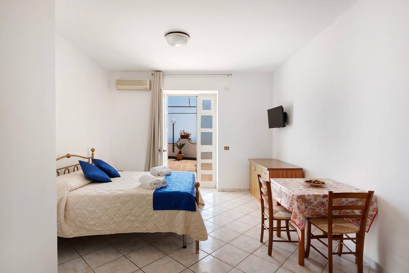 Entire apartment, 'Mitigliano Apartment' with Sea View, Wi-Fi and Air Conditioning in Naples Province