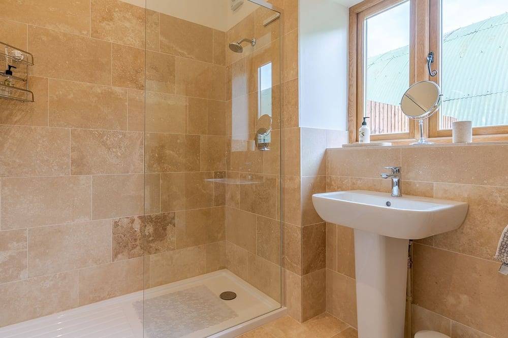 Swifts Retreat at Oosland Barns - sleeps 2 guests  in 1 bedroom in Bidford on Avon, Warwickshire