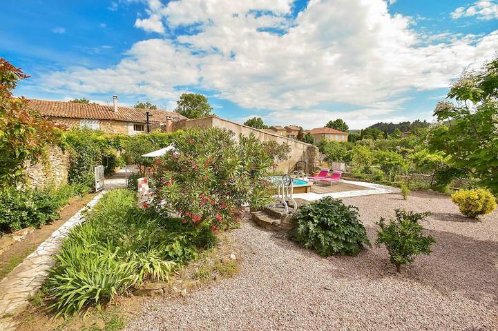 Location de vacances pour 8 personnes, avec jardin et terrasse à Félines-Minervois