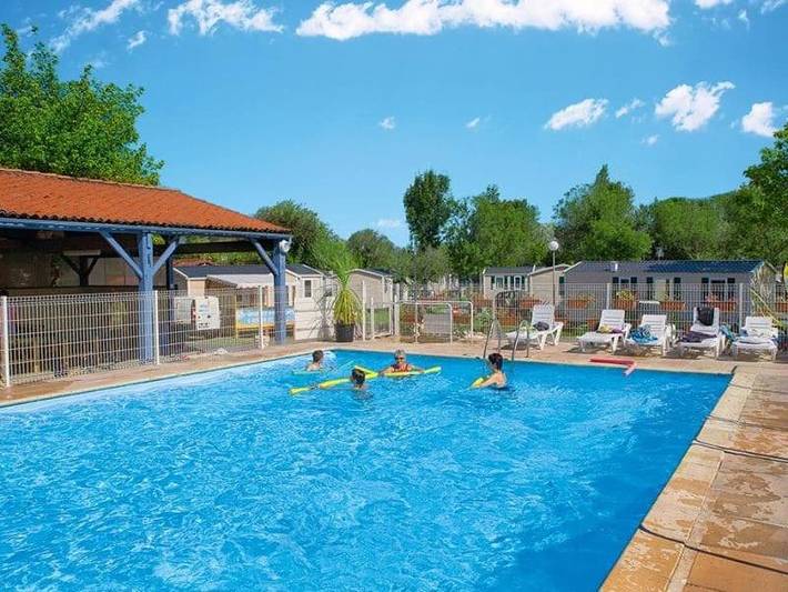 Camping pour 6 personnes, avec piscine ainsi que bassin pour enfant et terrasse