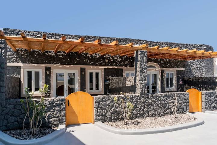 Villa for 3 people, with ocean view and terrace as well as pool in Santorini
