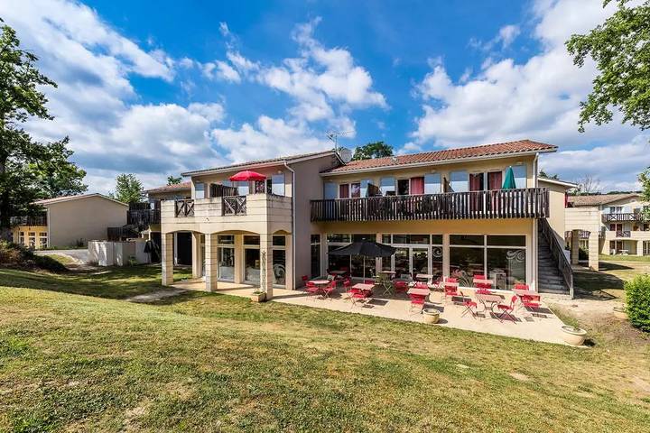 Gîte pour 6 personnes, avec piscine, animaux acceptés à Barbaste