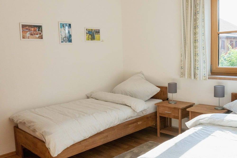 Ganze Wohnung, Große Ferienwohnung im schönen Mangfalltal unterhalb des Irschenbergs in Bruckmühl, Landkreis Rosenheim