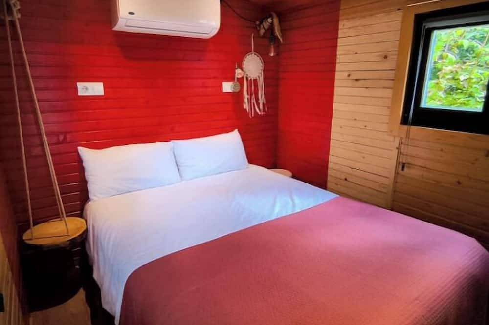 Roulotte Gîte, 2 persons, green setting in La Flèche, Sarthe