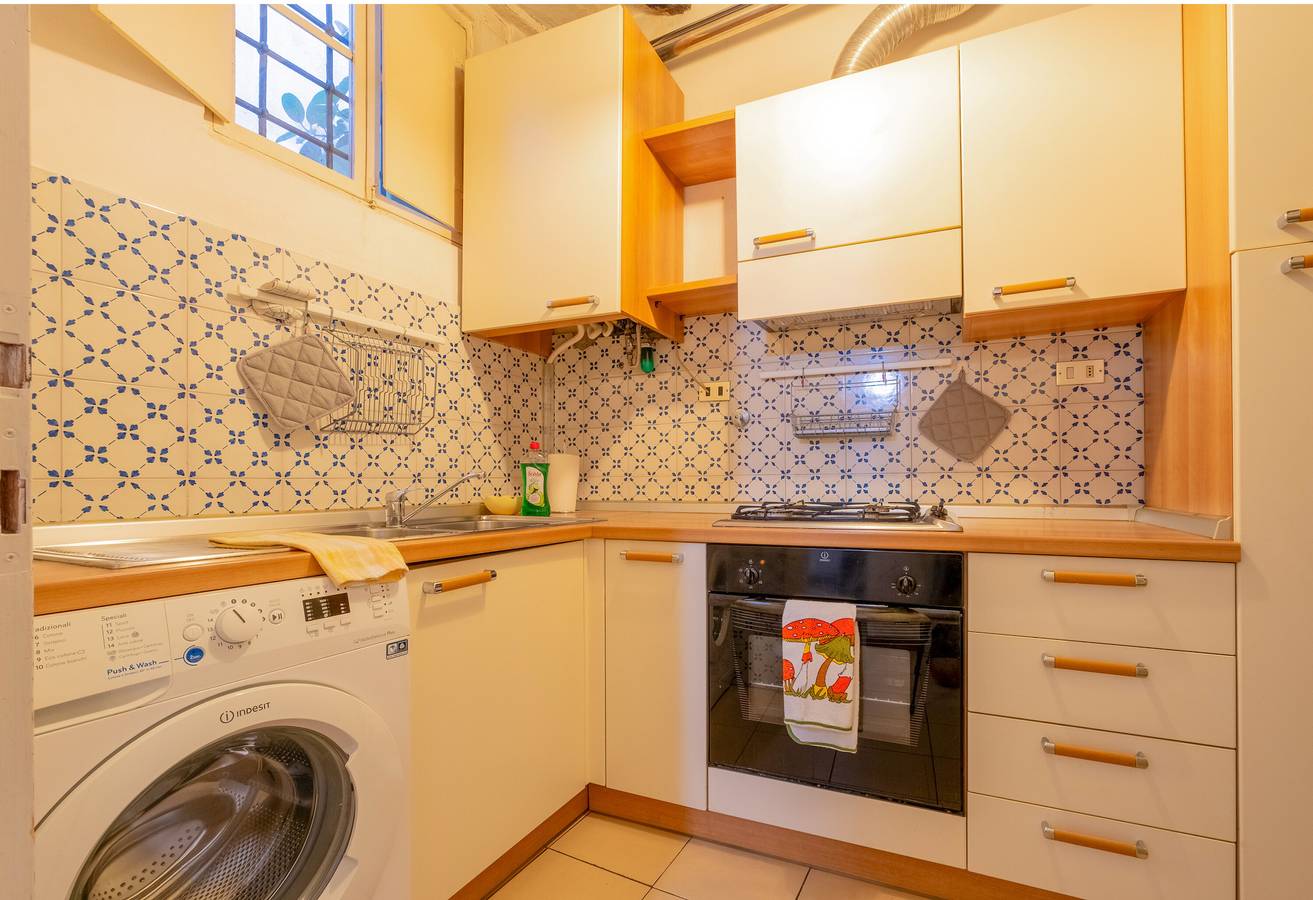 Entire apartment, Apartment 'Il Nido - Immersi Nell'arte' with Wi-Fi and Air Conditioning in Lucca, Via Francigena