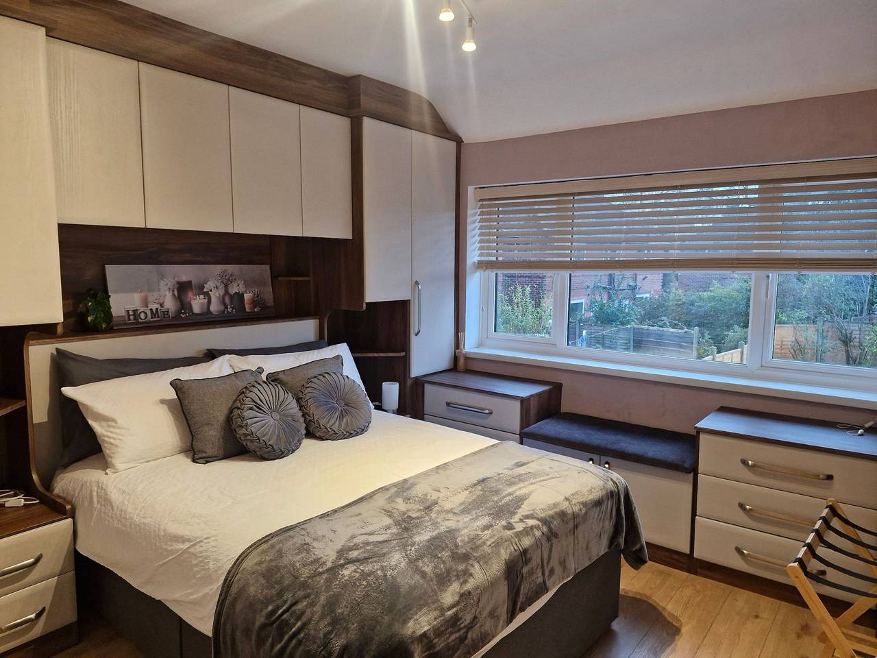 3 bed house, sleeps 5, near airport and town, outside parking free in Manchester, Greater Manchester