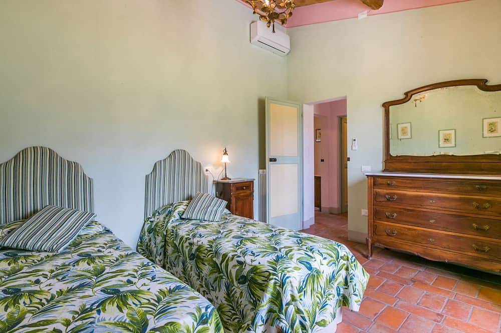 Entire apartment, Cosy apartment for 7 guests with pool, Wifi, A/C, Tv, patio, pets allowed and panoramic view in Castiglioncello, Etruscan Coast