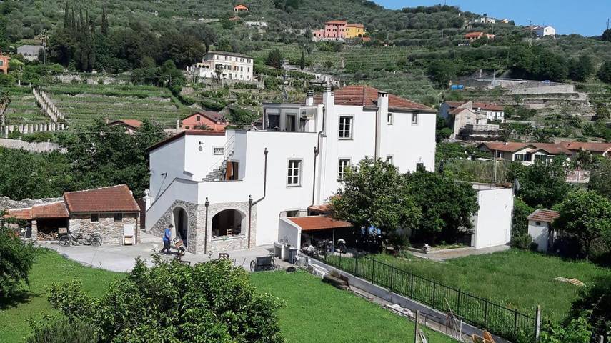 Ferienwohnung für 3 Personen, mit Balkon und Terrasse sowie Ausblick in Finale Ligure