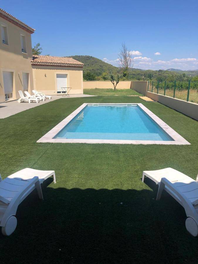 Location de vacances pour 6 personnes, avec terrasse ainsi que vue et piscine à Crestet - 3