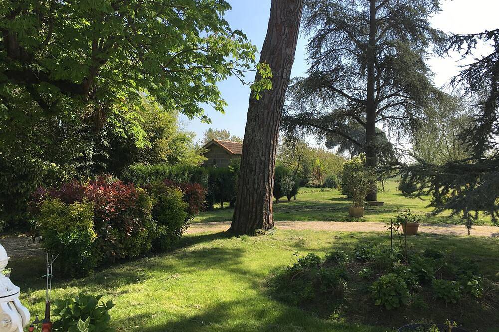 Appartement entier, Bel appartement T2 dans une girondine traditionnelle au milieu d'un parc arboré in Montcaret, Périgord Pourpre