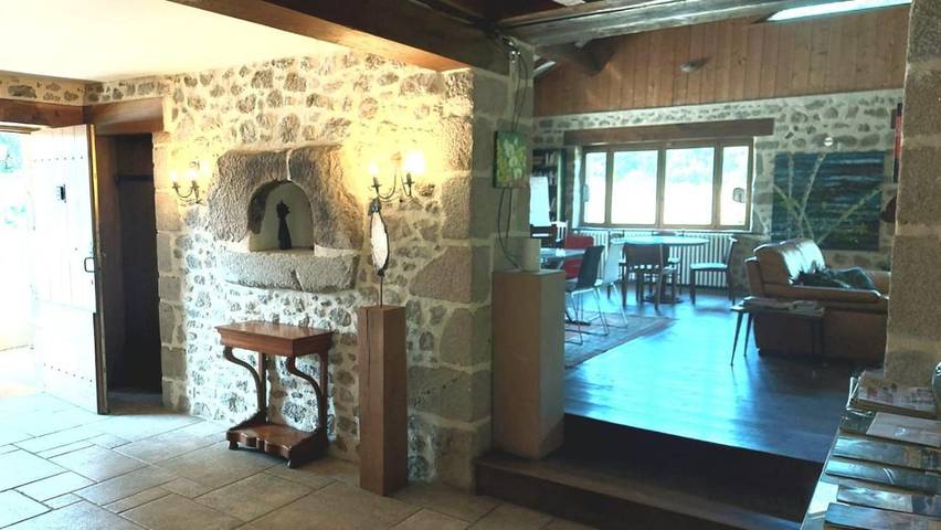 Location de vacances pour 10 personnes, avec piscine ainsi que vue et jardin à Champs-Romain - 3