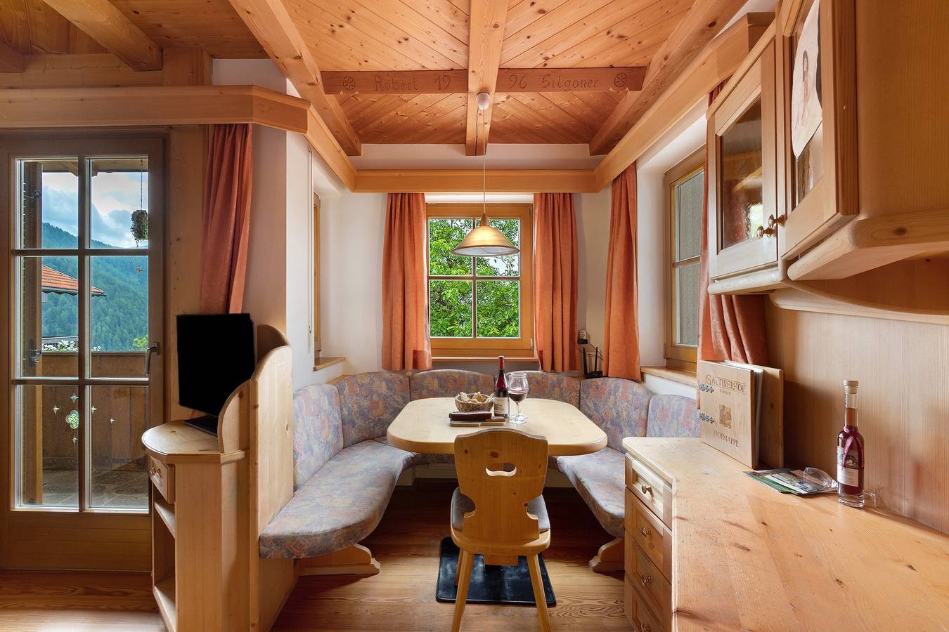 Ganze Wohnung, Ferienwohnung 'Tanne' mit Bergblick, Gemeinschaftsterrasse und Wi-Fi in Gifen, Rodeneck