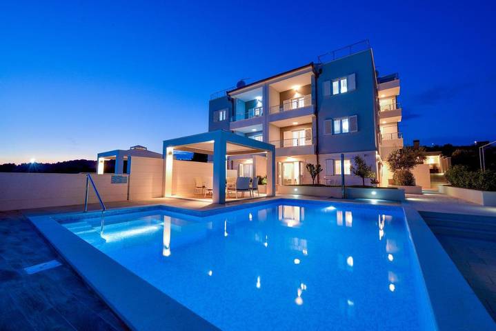 Ferienwohnung für 2 Personen, mit Terrasse und Pool in Zečevo Rogozničko