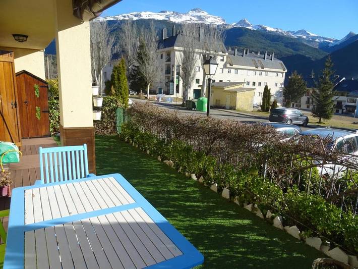 Apartamento para 4 personas, con Balcón y Terraza además de Jardín y Vistas en Villanúa