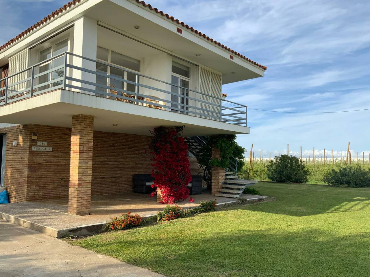 Spacious 3-Bed House with A/C, Bbq, Garden, Wifi, Parking, Sports Room in Sant Pere Pescador, Upper Empordà