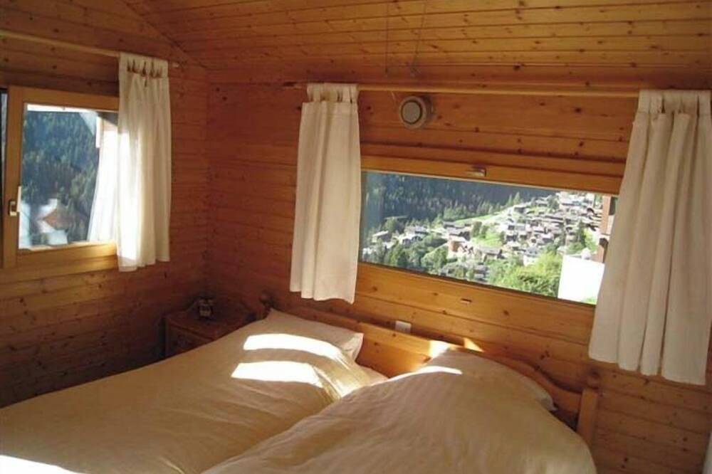 Chalet avec Sauna pour 4-5 personnes : Living avec petit fourneau à bois - cuisine avec lave-vaissel in Grimentz, Anniviers