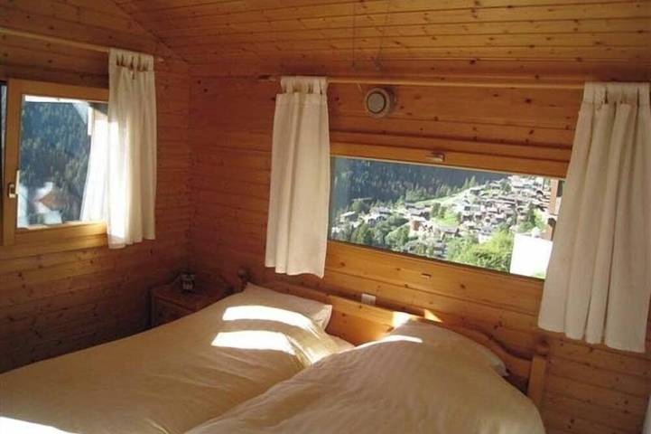 Chalet avec Sauna pour 4-5 personnes : Living avec petit fourneau à bois - cuisine avec lave-vaissel in Grimentz, Anniviers