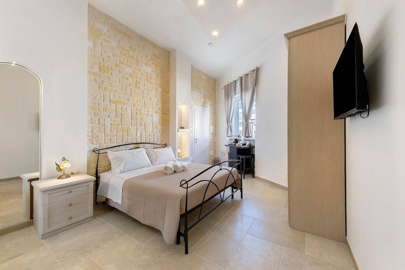 Camera 'L'Aurora B&B - Camera Meriggio' con terrazza condivisa, Wi-Fi e aria condizionata in Ugento, Golfo di Taranto