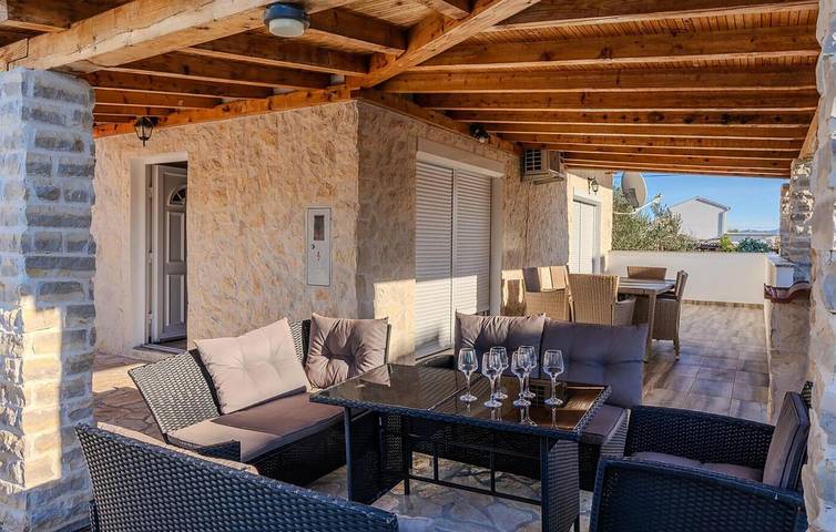 Gemütliche 2-Zimmer-Wohnung mit Terrasse, WLAN und Strand in der Nähe in Novigradsko More, Zadar