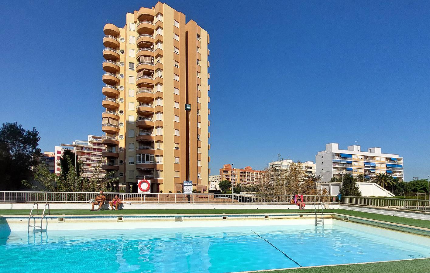 Apartamento vacacional entero, Retiro junto a la playa con piscina y terraza in Playa Puebla de Farnals, Puebla de Farnals