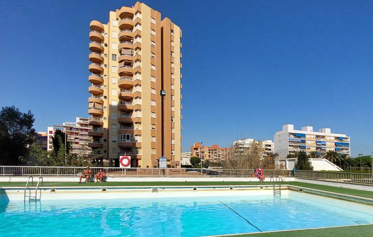Apartamento vacacional entero, Retiro junto a la playa con piscina y terraza in Playa Puebla de Farnals, Puebla de Farnals