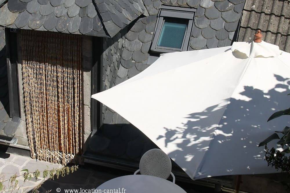Entire apartment, Charming furnished ★ ★ tourism. Capacity: 2 people in Volcans d'Auvergne Regional Nature Park