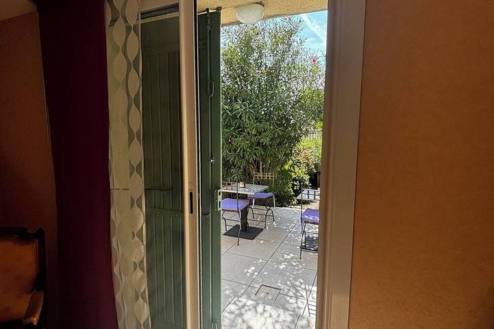 Room for two. Quietly. Swimming pool. 50m from the bus in Villeneuve-lès-Avignon, Nimes und Umgebung
