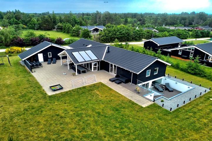 Ferienhaus für 12 Personen, mit Terrasse und Sauna sowie Whirlpool, mit Haustier