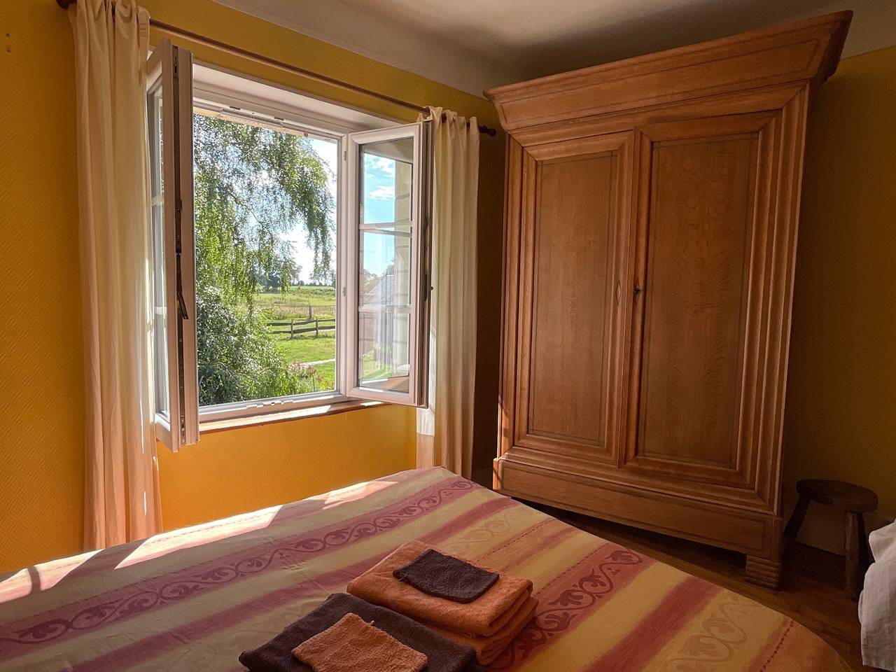 Chambre d’hôtes « Chambre Noyer Ferme De La Houlotte » avec terrasse et jardin partagés, Wi-Fi in Nonant, Région de Bayeux