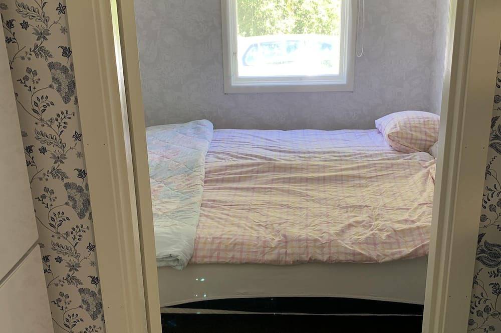 Gemütliches Ferienhaus mit großer Terasse, 8 min vom Meer entfernt in Havsskogen, Väddö
