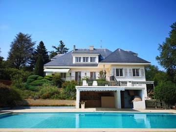 Chambre d’hôte pour 2 personnes, avec piscine et vue ainsi que jardin et terrasse, animaux acceptés à Châteauneuf-de-Galaure