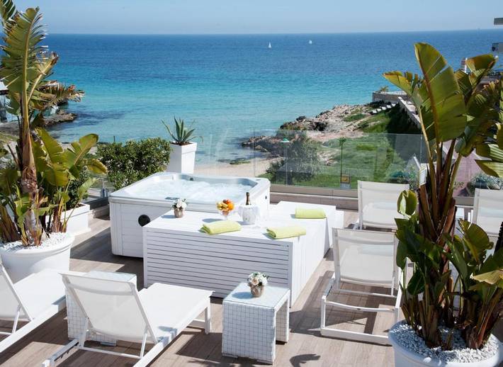 Chambre d’hôte pour 2 personnes, avec Terrasse et Jacuzzi ainsi que Jardin et Piscine dans Spiaggia di Cala Porto Bianco