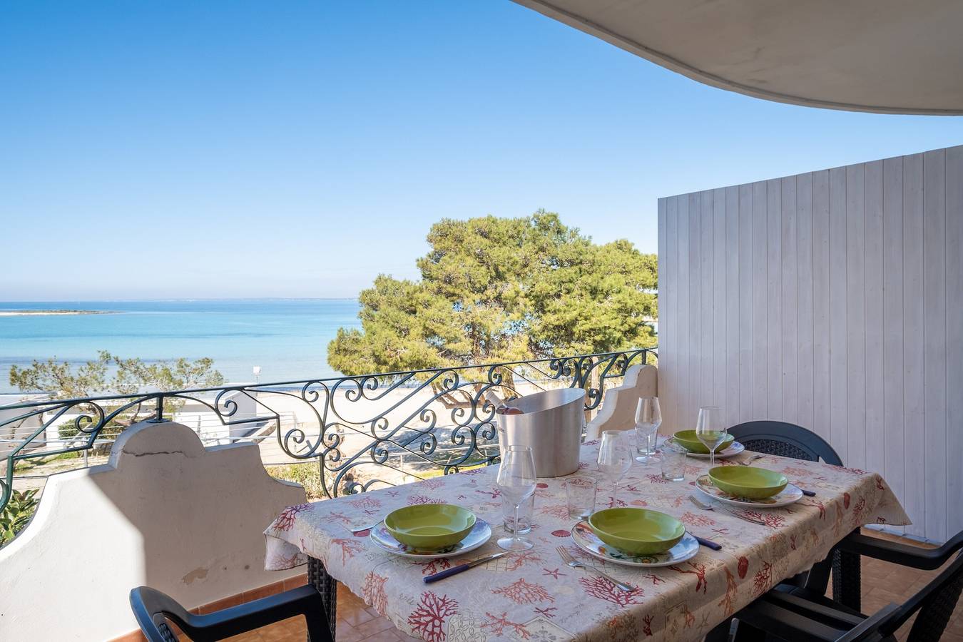 Casa vacanze 'Villa Gaudì - Güell' con vista mare, Wi-Fi e aria condizionata in Sant'Isidoro, Golfo di Taranto
