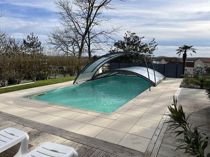 Location de vacances pour 2 personnes, avec Terrasse ainsi que Jardin et Piscine à Bégaar