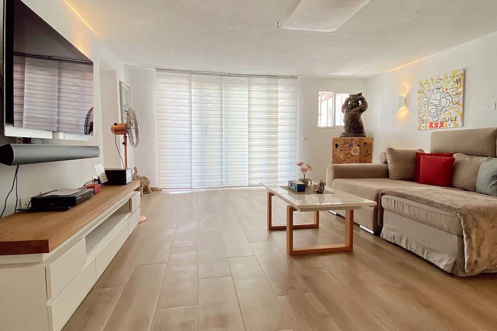 An idyllic oasis in South Tenerife between mountains & sea views in Chayofa, Arona