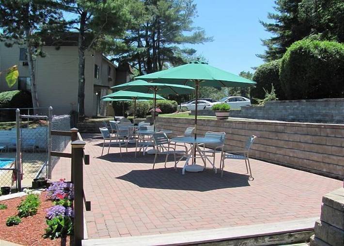 Holiday rental for 8 people, with terrace and garden as well as pool in New Hampshire