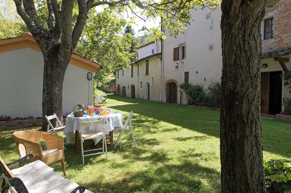 Cozy cottage surrounded by a large garden in the hills of Le Marche in Fabriano, Ancona Province