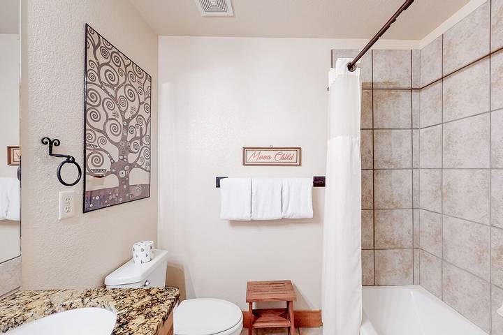 Gîte pour 6 personnes, avec balcon ainsi que piscine et jacuzzi à Granby - 2