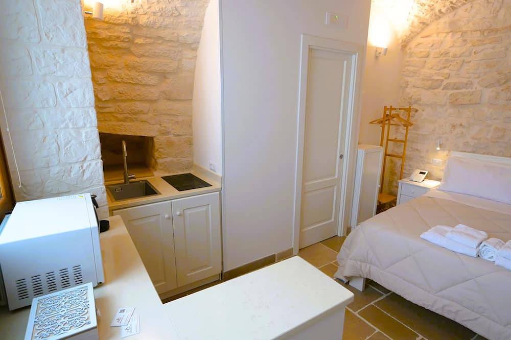 Arcobaleno - Campanile Inn; Comfortable room in historic building in Locorotondo in Locorotondo, Bari Province